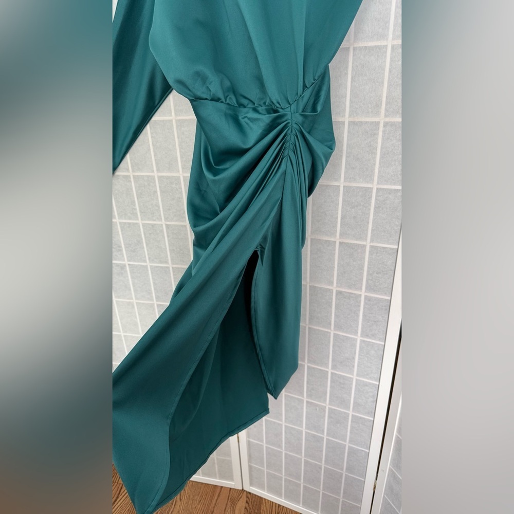 PrettyLittleThing Emerald Green One-Shoulder Dress - Picture 2 of 7
